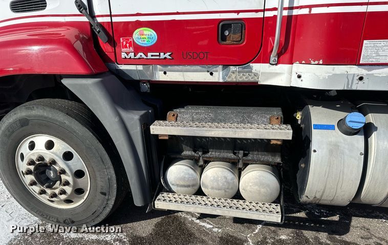 image for item DV0569 2015 Mack CXU613 semi truck