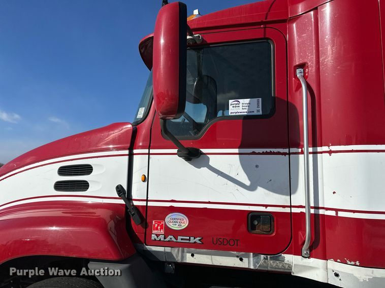 image for item DV0569 2015 Mack CXU613 semi truck