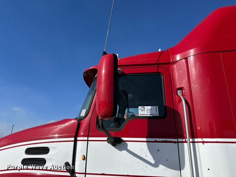 image for item DV0569 2015 Mack CXU613 semi truck