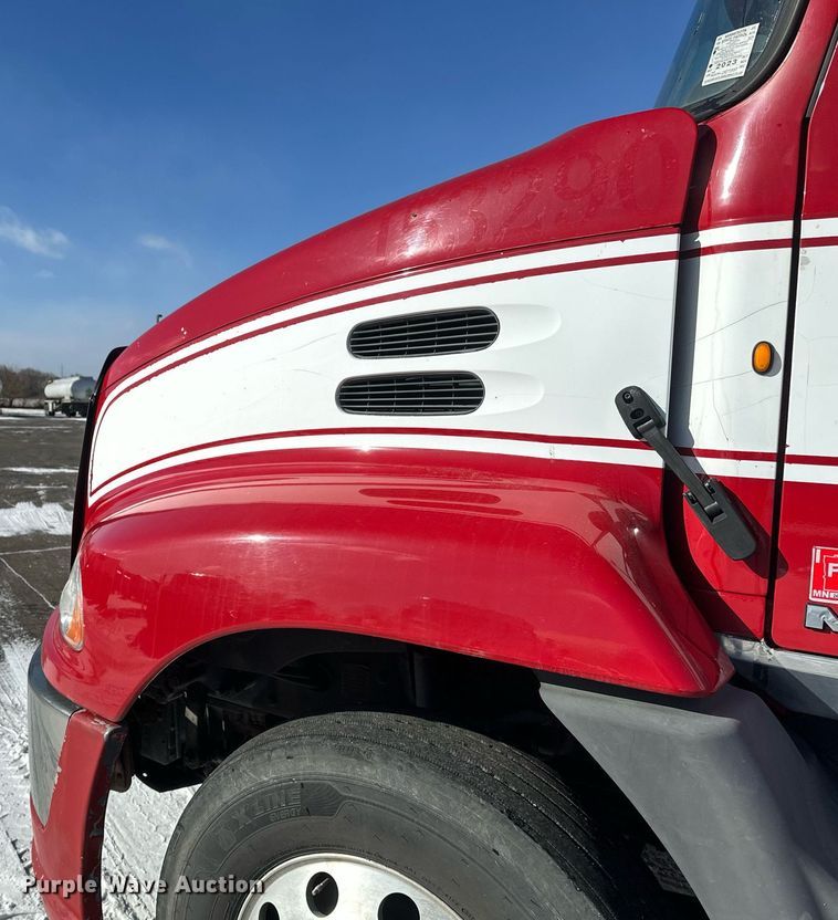 image for item DV0569 2015 Mack CXU613 semi truck