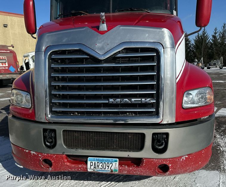 image for item DV0569 2015 Mack CXU613 semi truck