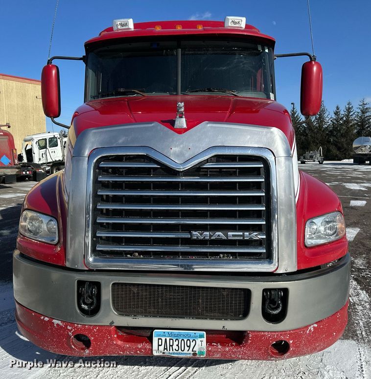 image for item DV0569 2015 Mack CXU613 semi truck
