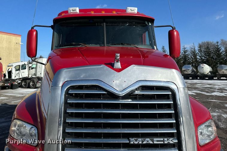 image for item DV0569 2015 Mack CXU613 semi truck