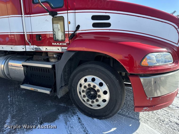 image for item DV0569 2015 Mack CXU613 semi truck