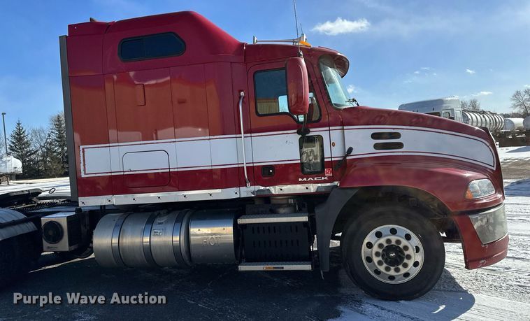 image for item DV0569 2015 Mack CXU613 semi truck