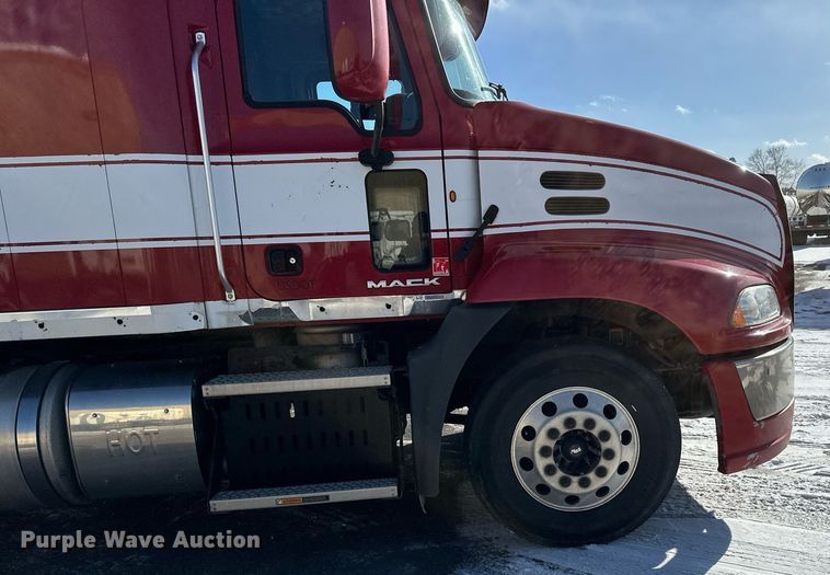 image for item DV0569 2015 Mack CXU613 semi truck