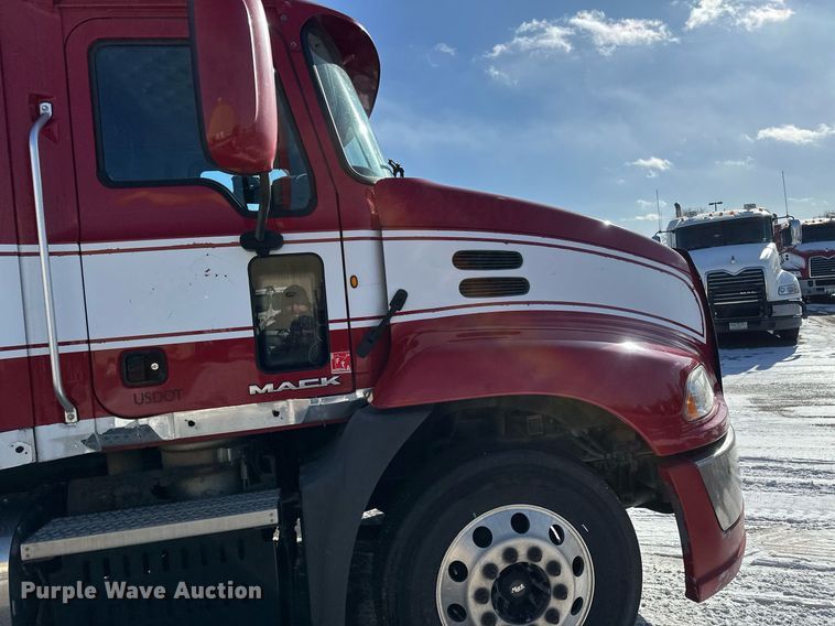 image for item DV0569 2015 Mack CXU613 semi truck