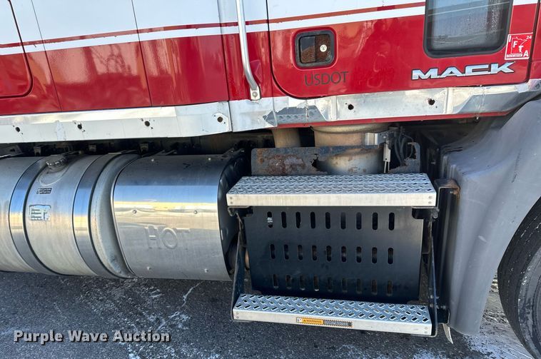 image for item DV0569 2015 Mack CXU613 semi truck