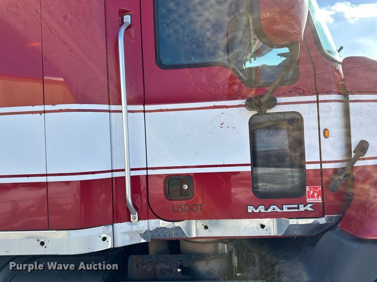 image for item DV0569 2015 Mack CXU613 semi truck