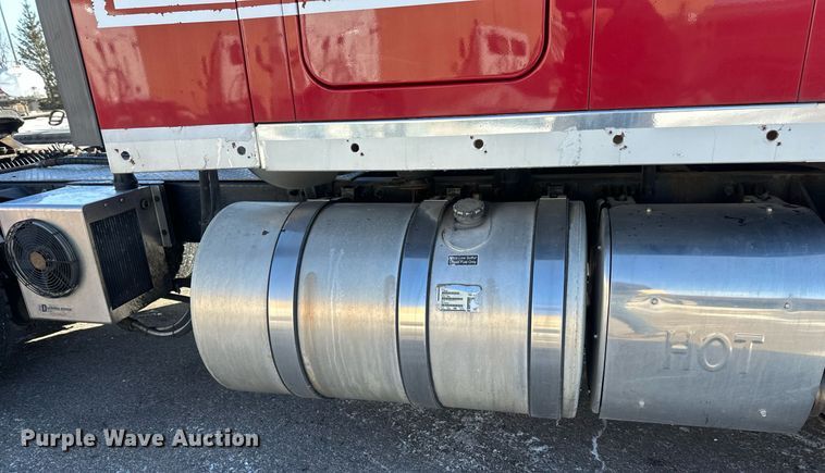 image for item DV0569 2015 Mack CXU613 semi truck