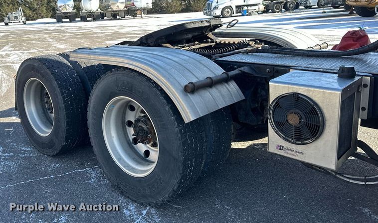 image for item DV0569 2015 Mack CXU613 semi truck