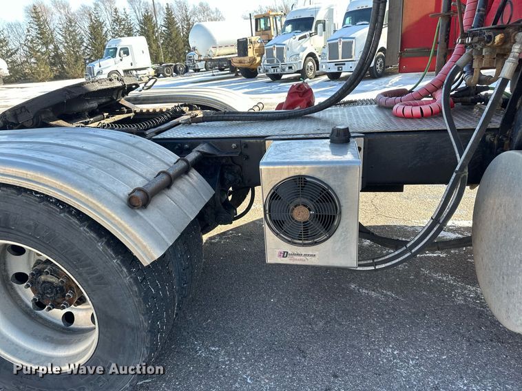 image for item DV0569 2015 Mack CXU613 semi truck