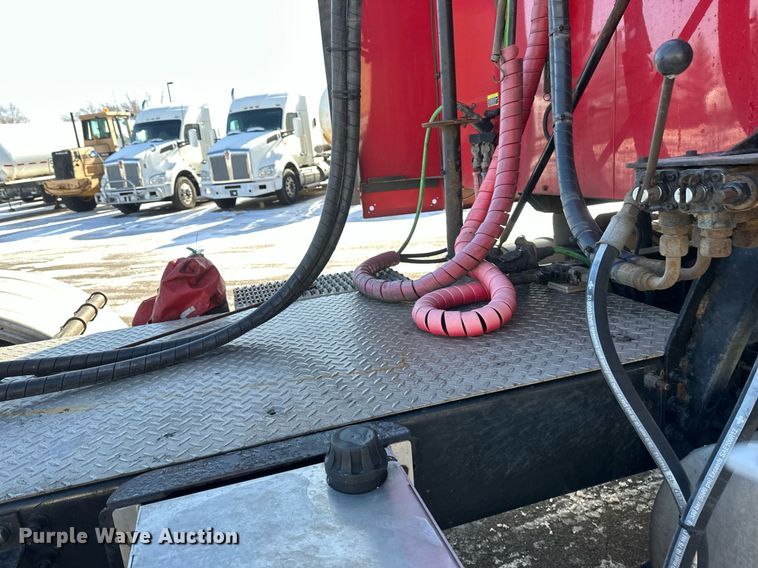 image for item DV0569 2015 Mack CXU613 semi truck