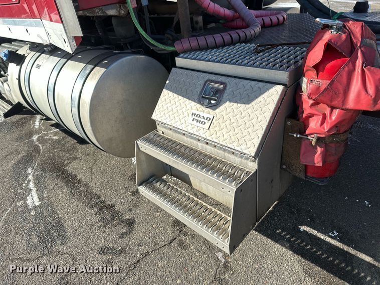 image for item DV0569 2015 Mack CXU613 semi truck