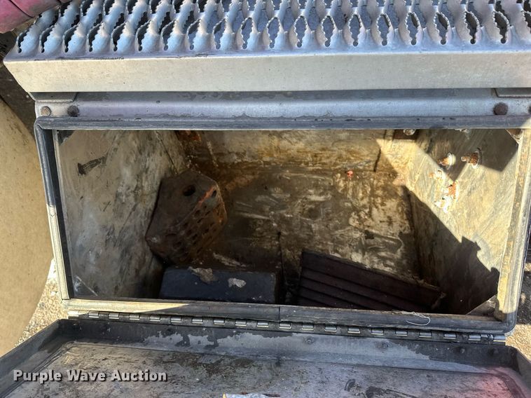 image for item DV0569 2015 Mack CXU613 semi truck