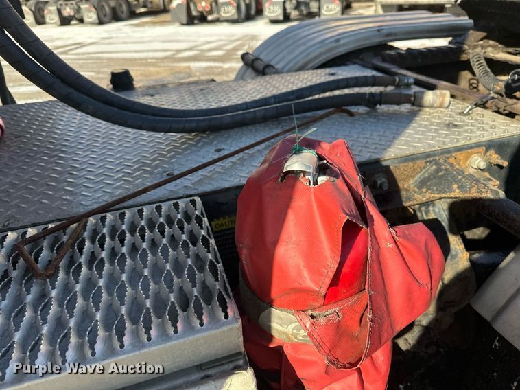 image for item DV0569 2015 Mack CXU613 semi truck