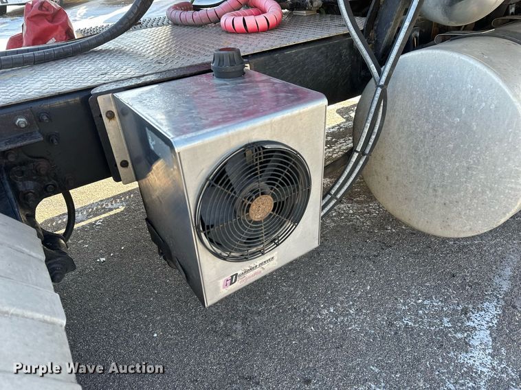 image for item DV0569 2015 Mack CXU613 semi truck