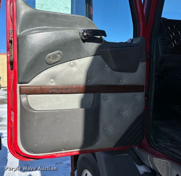 image for item DV0569 2015 Mack CXU613 semi truck