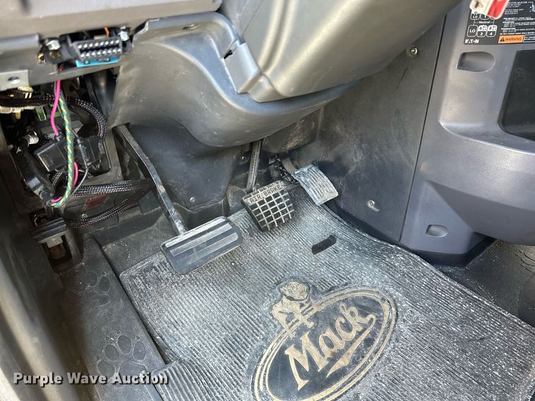 image for item DV0569 2015 Mack CXU613 semi truck