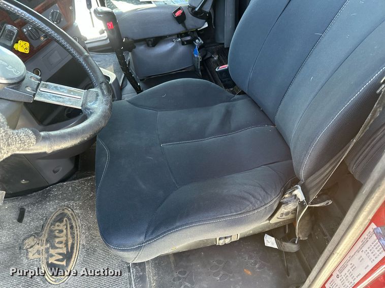 image for item DV0569 2015 Mack CXU613 semi truck