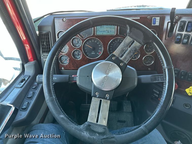 image for item DV0569 2015 Mack CXU613 semi truck