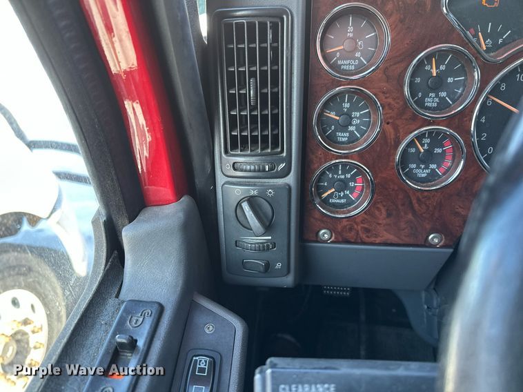 image for item DV0569 2015 Mack CXU613 semi truck