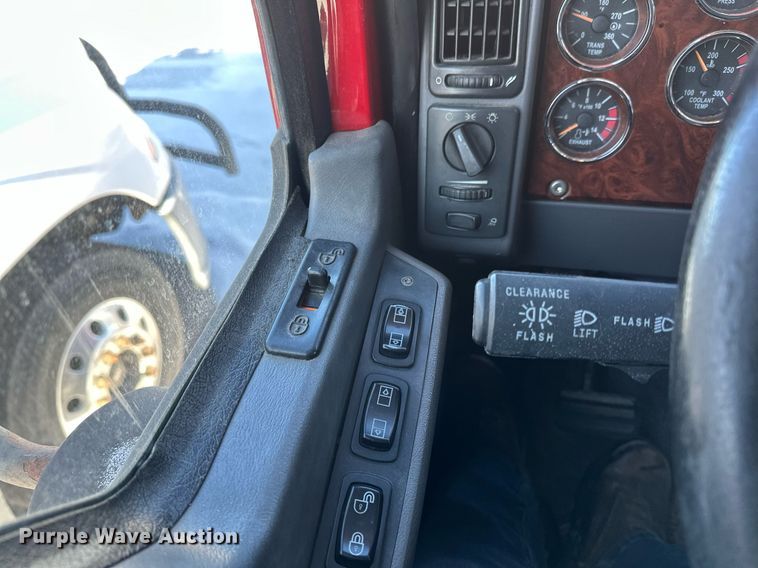 image for item DV0569 2015 Mack CXU613 semi truck