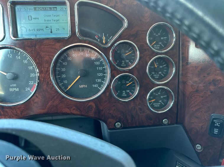 image for item DV0569 2015 Mack CXU613 semi truck