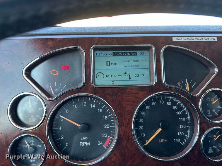 image for item DV0569 2015 Mack CXU613 semi truck