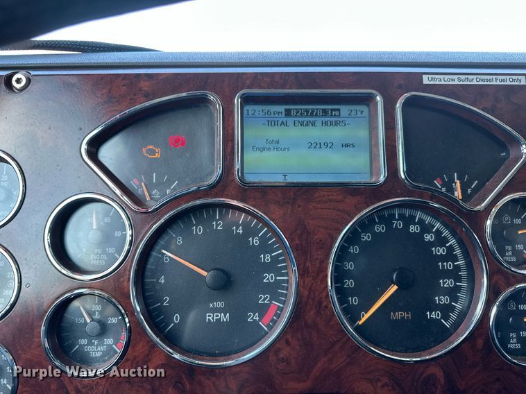 image for item DV0569 2015 Mack CXU613 semi truck