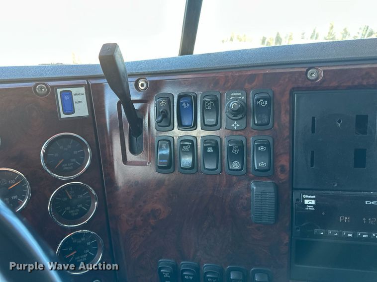 image for item DV0569 2015 Mack CXU613 semi truck