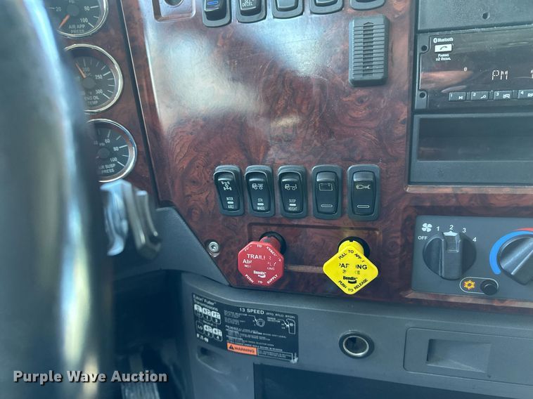 image for item DV0569 2015 Mack CXU613 semi truck