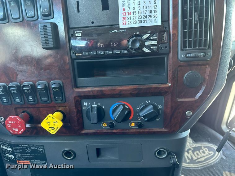 image for item DV0569 2015 Mack CXU613 semi truck