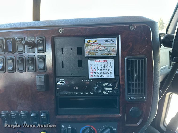 image for item DV0569 2015 Mack CXU613 semi truck