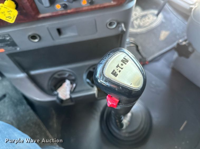 image for item DV0569 2015 Mack CXU613 semi truck