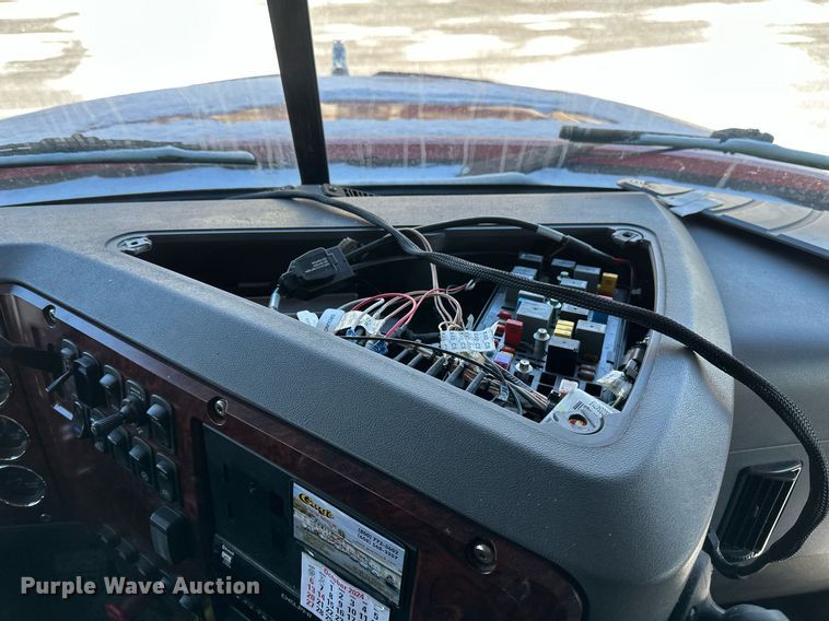 image for item DV0569 2015 Mack CXU613 semi truck