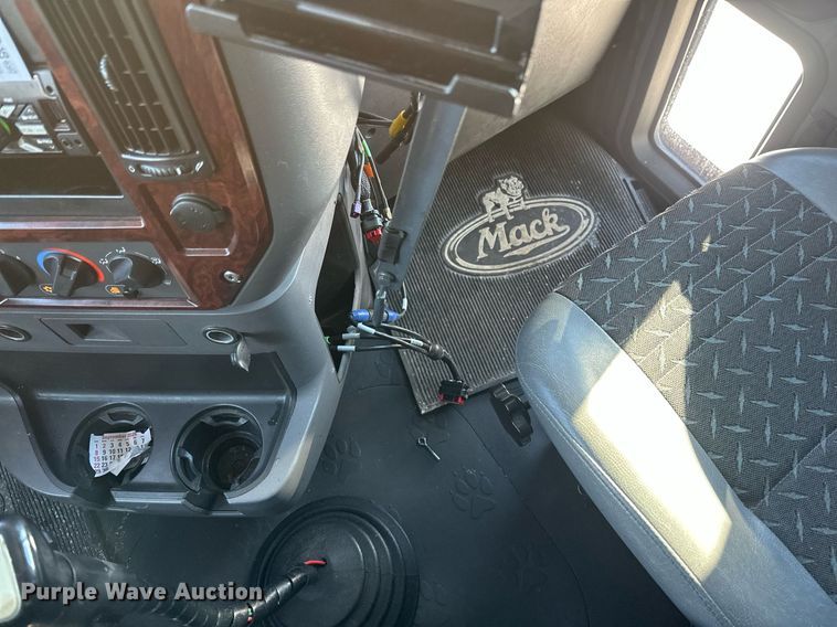 image for item DV0569 2015 Mack CXU613 semi truck