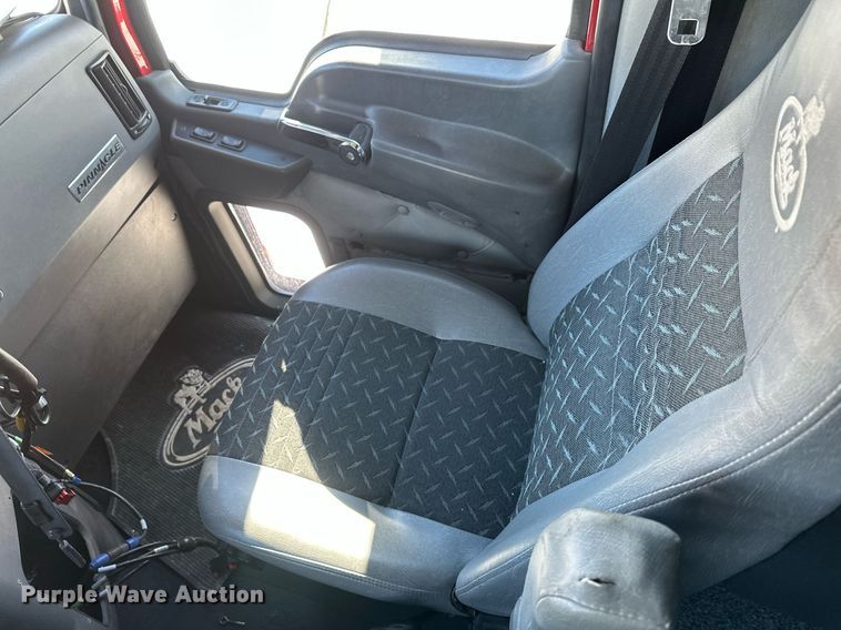 image for item DV0569 2015 Mack CXU613 semi truck