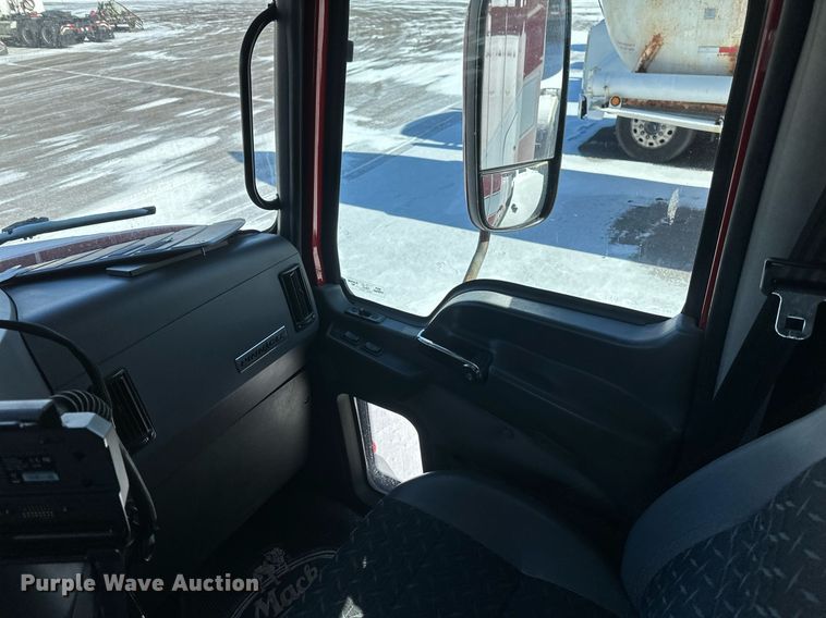 image for item DV0569 2015 Mack CXU613 semi truck