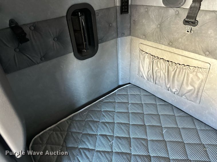 image for item DV0569 2015 Mack CXU613 semi truck