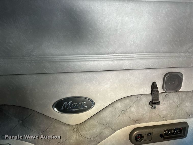 image for item DV0569 2015 Mack CXU613 semi truck