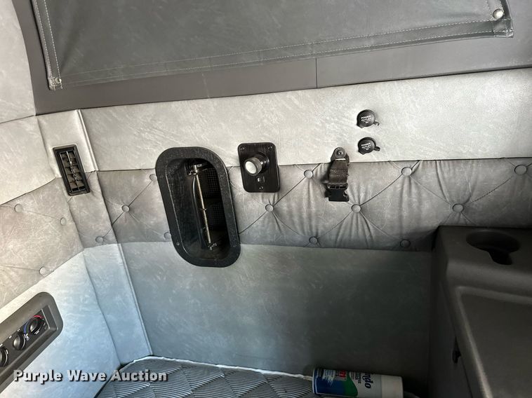 image for item DV0569 2015 Mack CXU613 semi truck