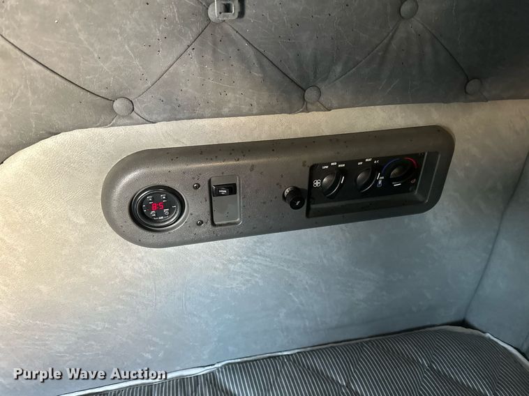 image for item DV0569 2015 Mack CXU613 semi truck