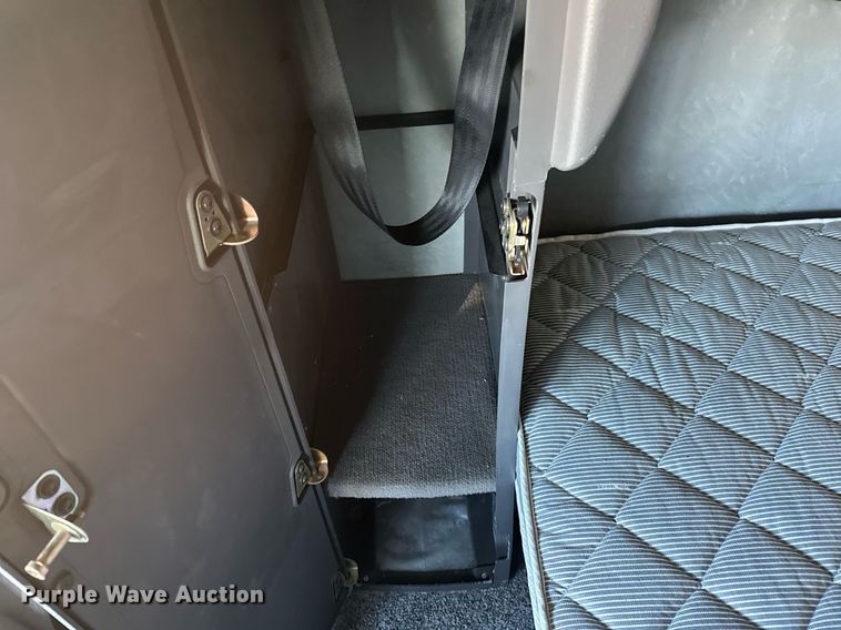 image for item DV0569 2015 Mack CXU613 semi truck