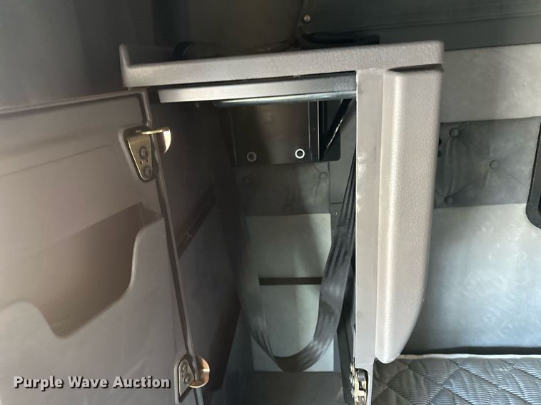 image for item DV0569 2015 Mack CXU613 semi truck