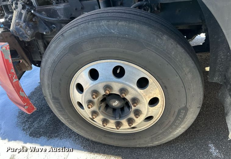 image for item DV0569 2015 Mack CXU613 semi truck