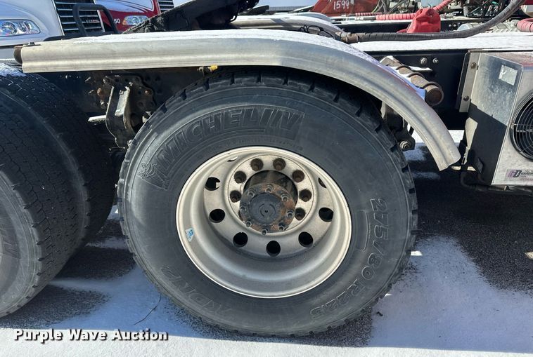 image for item DV0569 2015 Mack CXU613 semi truck