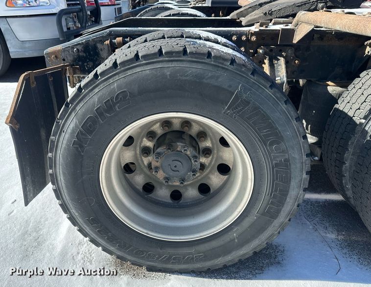 image for item DV0569 2015 Mack CXU613 semi truck