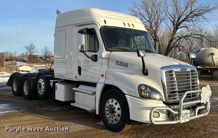 image for item DV0605 2015 Freightliner  Cascadia 125 semi truck