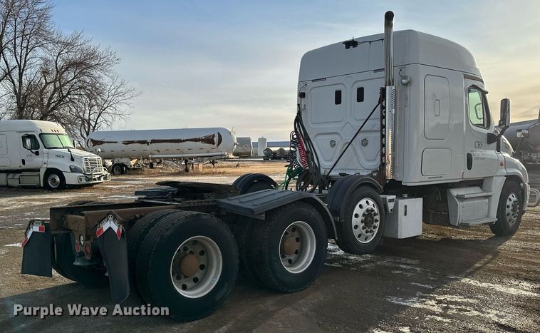 image for item DV0605 2015 Freightliner  Cascadia 125 semi truck
